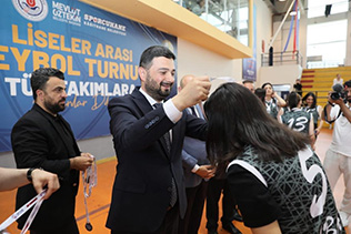 LİSELER ARASI VOLEYBOL TURNUVASINDA DERECEYE GİREN OKULLAR ÖDÜLLENDİRİLDİ