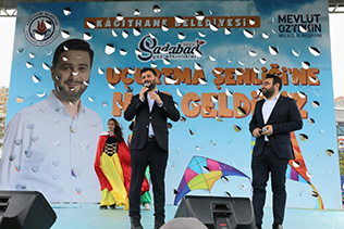 KAĞITHANE'DE UÇURTMALAR GÖKYÜZÜNÜ SÜSLEDİ