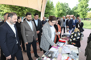 BAKAN YANIK KÂĞITHANELİ ÜRETEN KADINLARLA BİR ARAYA GELDİ